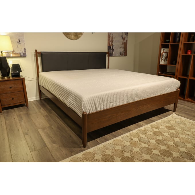 New Classic Furniture Ian Cherry King Platform Bed NCF-B2423-100