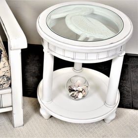 Sea Winds Monaco White Round End Table with Pelican Insert